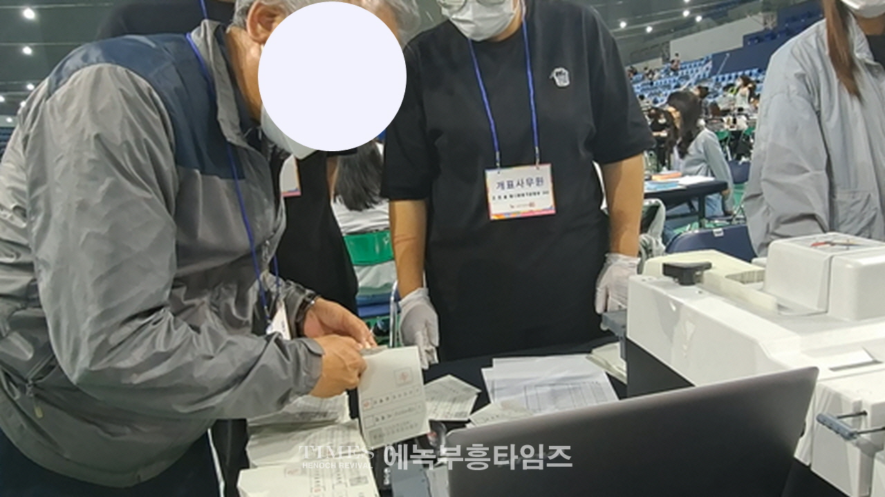인천범시민연대, 인천계앙선거관리위원회를 직무유기, 위계공무집행방해 허위공문서작성 및 동행사 혐의로 인천지방검찰청 앞에서 기자회견과 고발장 제출해.