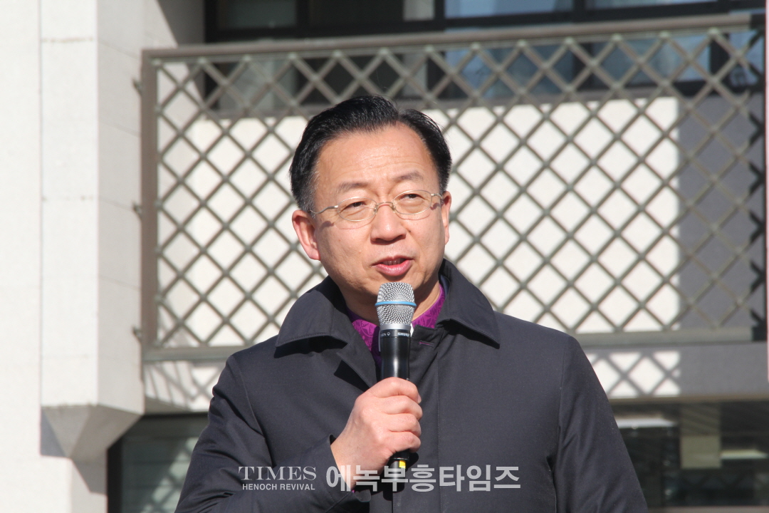 신천지 시설 허가에 대한 취소 집회에 1천여 인천 중구 아파트연합회와 학부모, 교회들이 모여 강력히 취소를 촉구해.