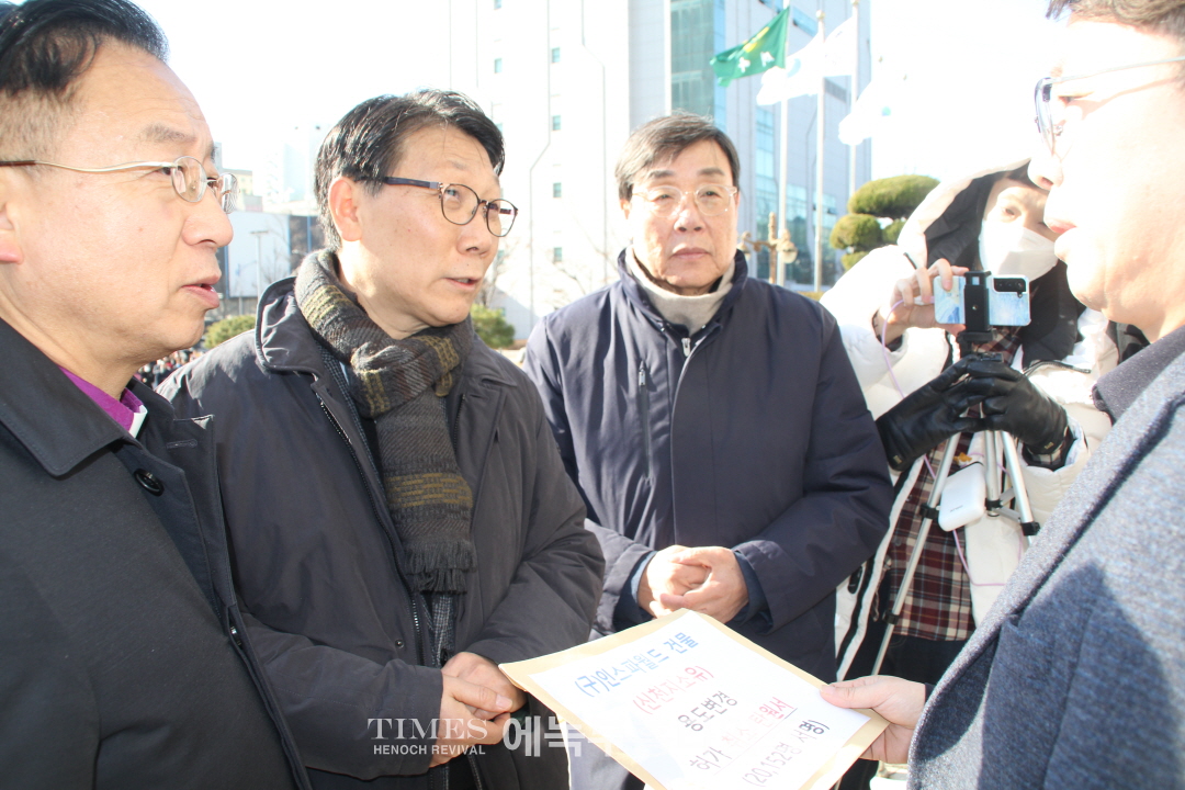 신천지 시설 허가에 대한 취소 집회에 1천여 인천 중구 아파트연합회와 학부모, 교회들이 모여 강력히 취소를 촉구해.