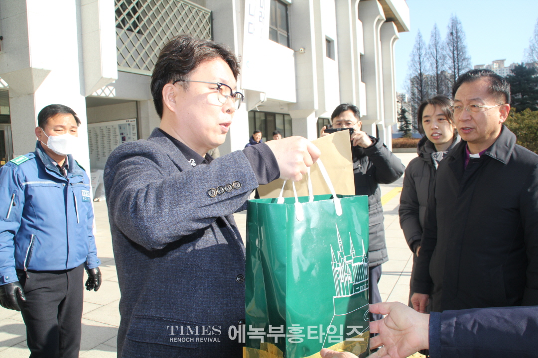 신천지 시설 허가에 대한 취소 집회에 1천여 인천 중구 아파트연합회와 학부모, 교회들이 모여 강력히 취소를 촉구해.