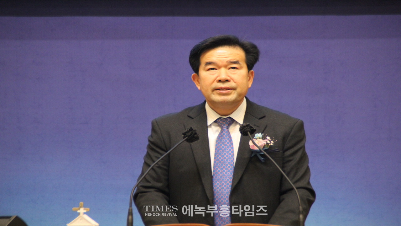 송일현 목사, 강동구교회연합회 제36대 대표회장에 취임하고 600여 교회를 대표해 복음사명과 나눔실천에 총력을 다하겠다고 다짐해.