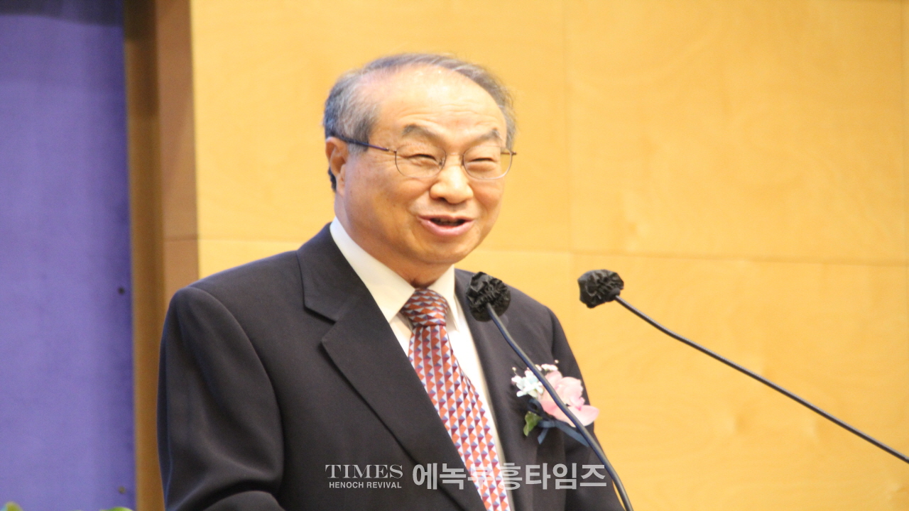 송일현 목사, 강동구교회연합회 제36대 대표회장에 취임하고 600여 교회를 대표해 복음사명과 나눔실천에 총력을 다하겠다고 다짐해.