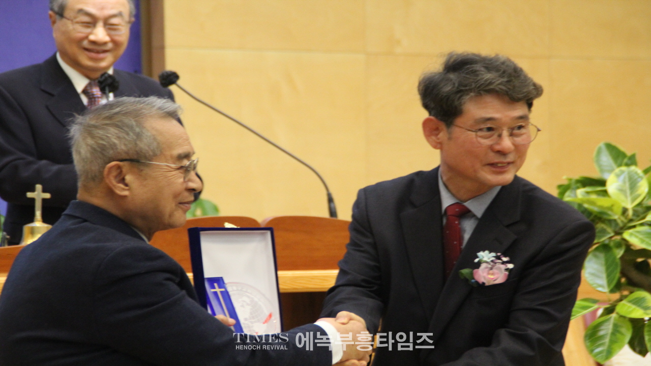 송일현 목사, 강동구교회연합회 제36대 대표회장에 취임하고 600여 교회를 대표해 복음사명과 나눔실천에 총력을 다하겠다고 다짐해.