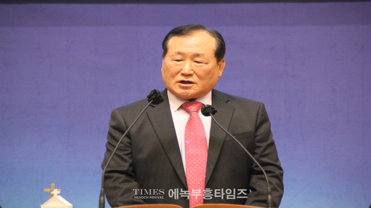 송일현 목사, 강동구교회연합회 제36대 대표회장에 취임하고 600여 교회를 대표해 복음사명과 나눔실천에 총력을 다하겠다고 다짐해.
