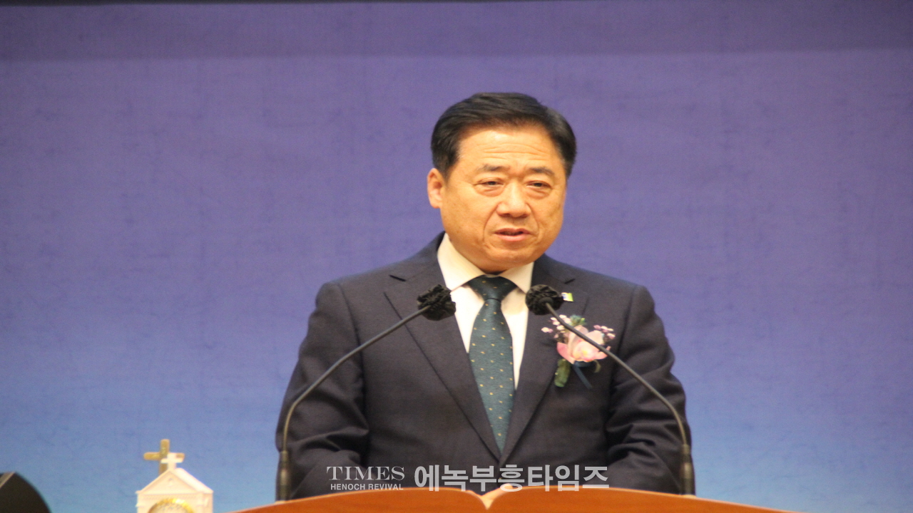 송일현 목사, 강동구교회연합회 제36대 대표회장에 취임하고 600여 교회를 대표해 복음사명과 나눔실천에 총력을 다하겠다고 다짐해.