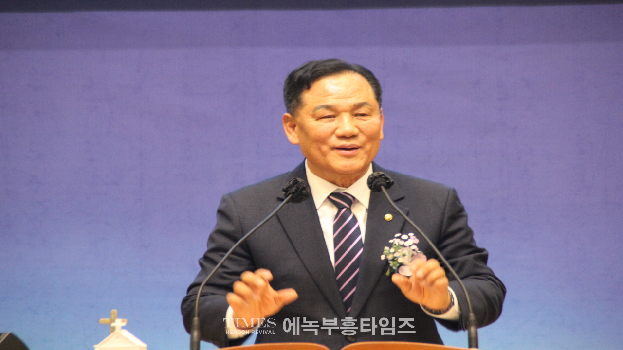 송일현 목사, 강동구교회연합회 제36대 대표회장에 취임하고 600여 교회를 대표해 복음사명과 나눔실천에 총력을 다하겠다고 다짐해.