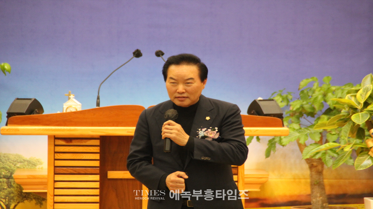 송일현 목사, 강동구교회연합회 제36대 대표회장에 취임하고 600여 교회를 대표해 복음사명과 나눔실천에 총력을 다하겠다고 다짐해.