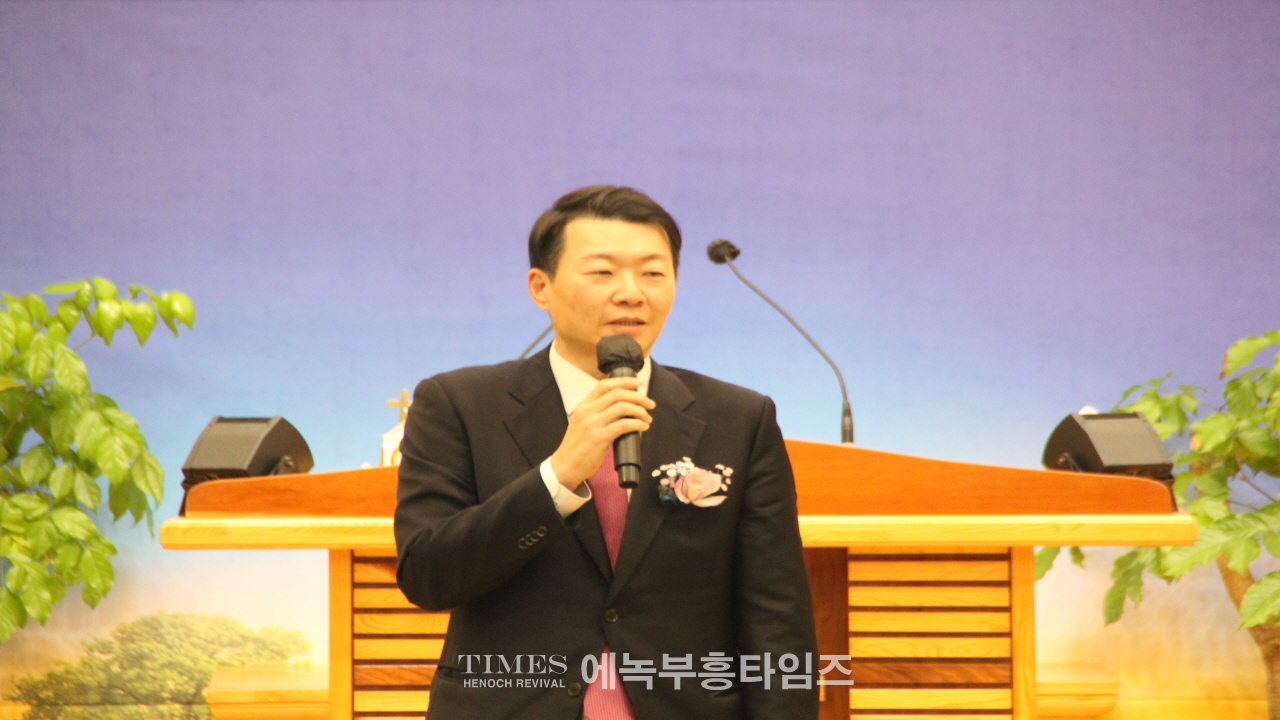 송일현 목사, 강동구교회연합회 제36대 대표회장에 취임하고 600여 교회를 대표해 복음사명과 나눔실천에 총력을 다하겠다고 다짐해.