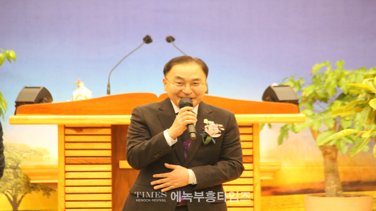 송일현 목사, 강동구교회연합회 제36대 대표회장에 취임하고 600여 교회를 대표해 복음사명과 나눔실천에 총력을 다하겠다고 다짐해.