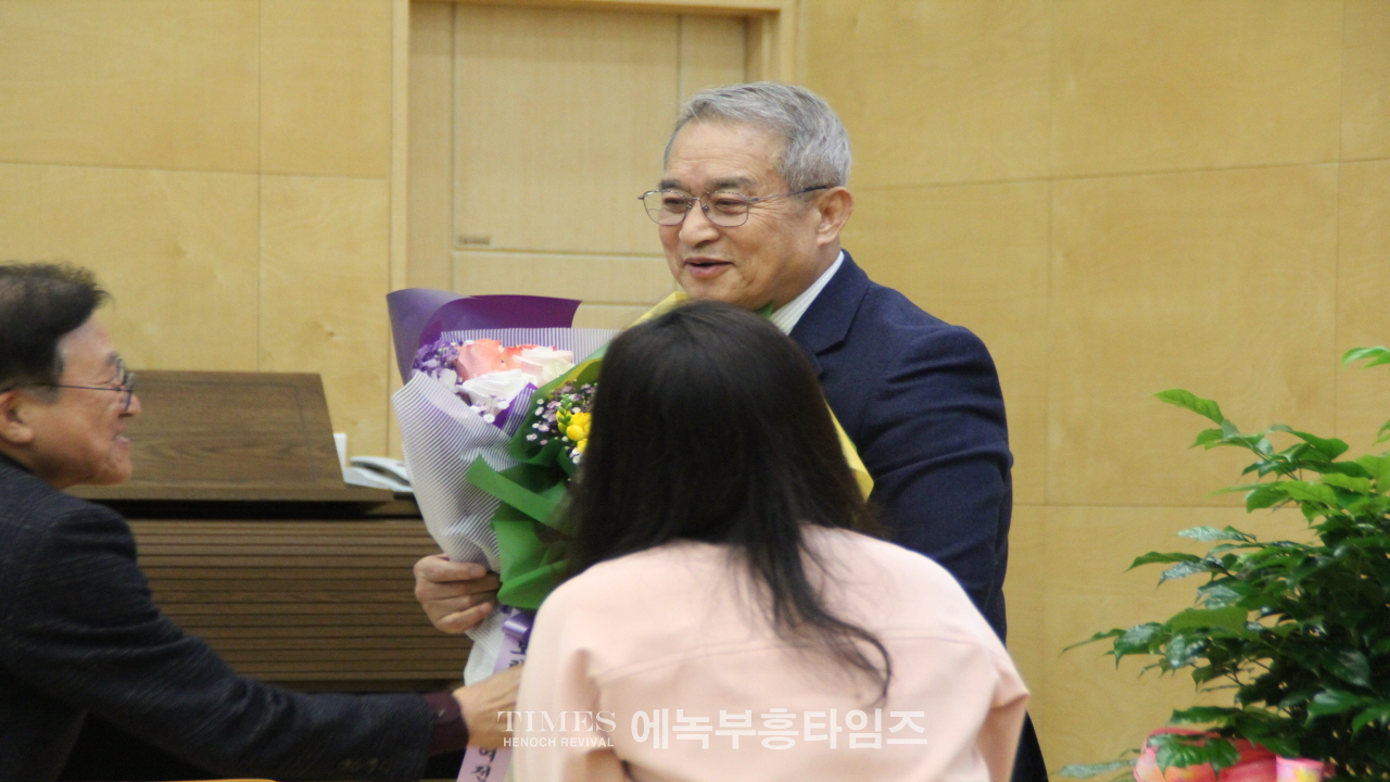 송일현 목사, 강동구교회연합회 제36대 대표회장에 취임하고 600여 교회를 대표해 복음사명과 나눔실천에 총력을 다하겠다고 다짐해.