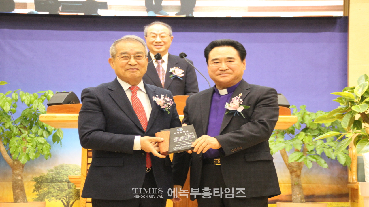 송일현 목사, 강동구교회연합회 제36대 대표회장에 취임하고 600여 교회를 대표해 복음사명과 나눔실천에 총력을 다하겠다고 다짐해.