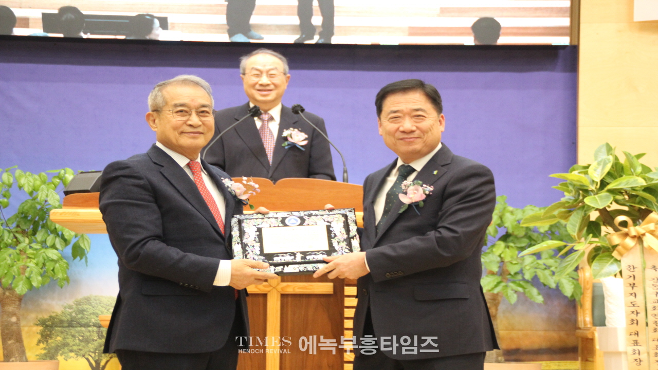 송일현 목사, 강동구교회연합회 제36대 대표회장에 취임하고 600여 교회를 대표해 복음사명과 나눔실천에 총력을 다하겠다고 다짐해.