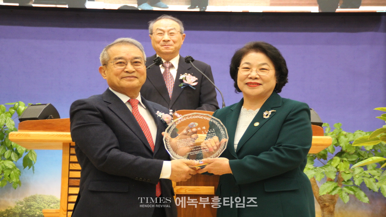 송일현 목사, 강동구교회연합회 제36대 대표회장에 취임하고 600여 교회를 대표해 복음사명과 나눔실천에 총력을 다하겠다고 다짐해.
