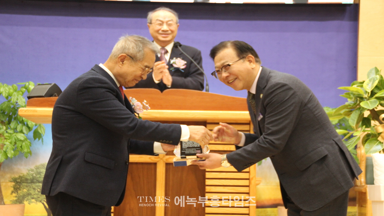 송일현 목사, 강동구교회연합회 제36대 대표회장에 취임하고 600여 교회를 대표해 복음사명과 나눔실천에 총력을 다하겠다고 다짐해.