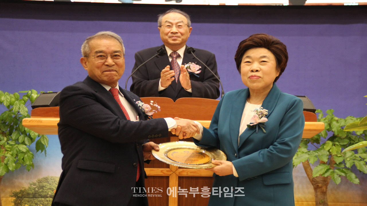 송일현 목사, 강동구교회연합회 제36대 대표회장에 취임하고 600여 교회를 대표해 복음사명과 나눔실천에 총력을 다하겠다고 다짐해.