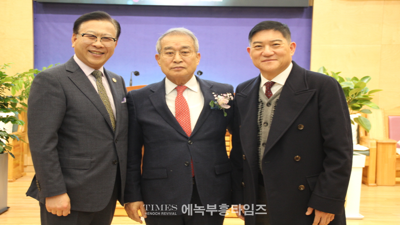 송일현 목사, 강동구교회연합회 제36대 대표회장에 취임하고 600여 교회를 대표해 복음사명과 나눔실천에 총력을 다하겠다고 다짐해.