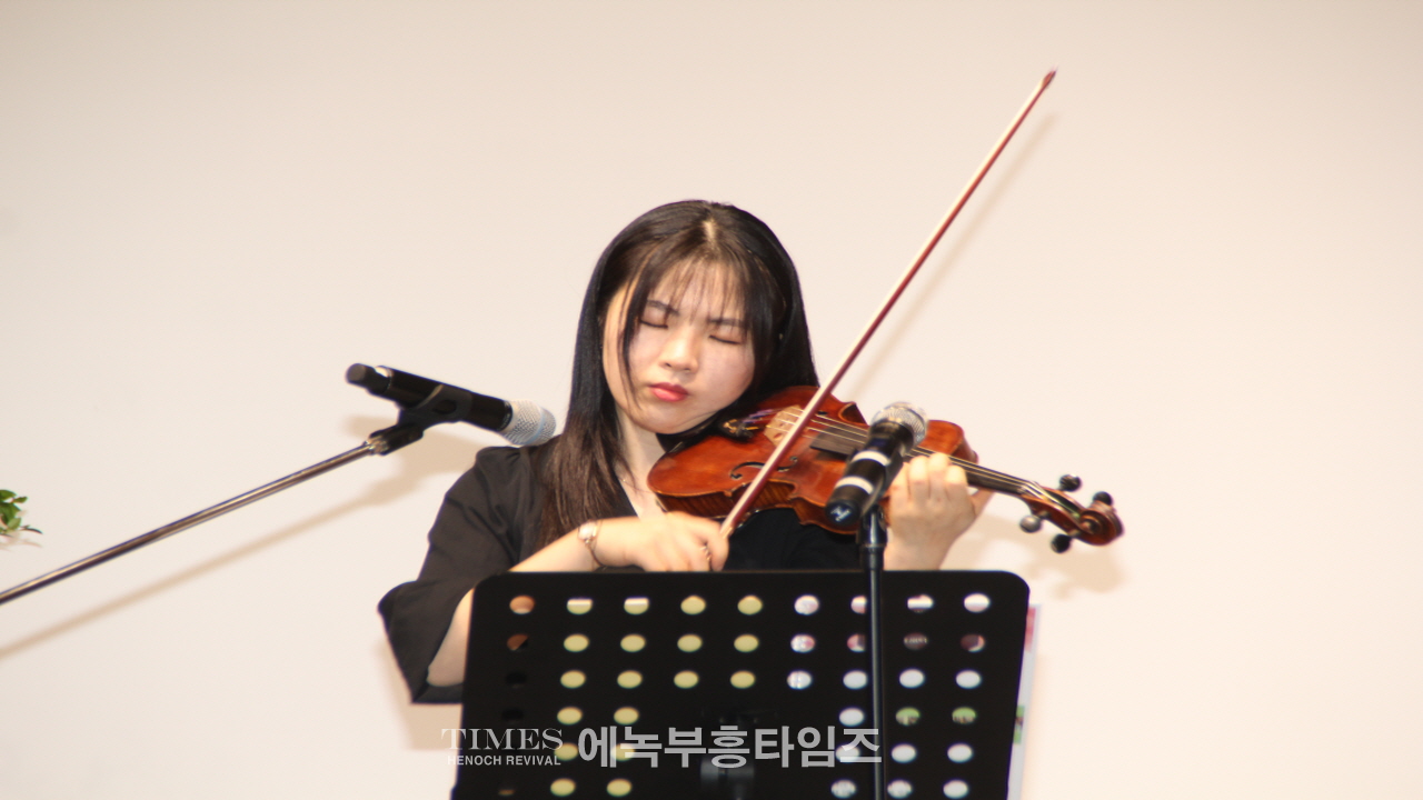 노래로 복음을 전하는 선교합창단 레위아카데미콰이어 초청음악예배 가져.