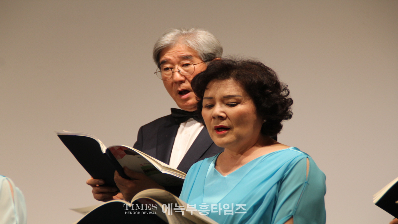 노래로 복음을 전하는 선교합창단 레위아카데미콰이어 초청음악예배 가져.