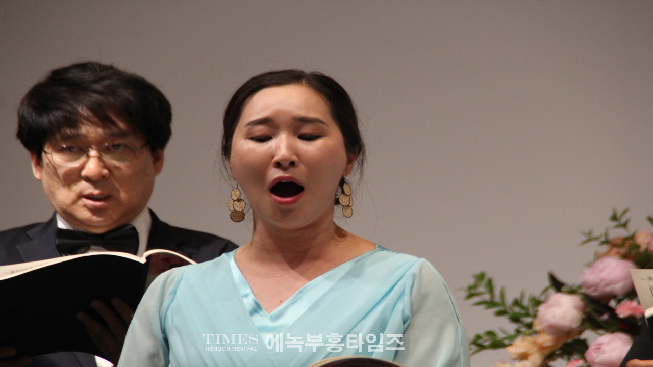 노래로 복음을 전하는 선교합창단 레위아카데미콰이어 초청음악예배 가져.