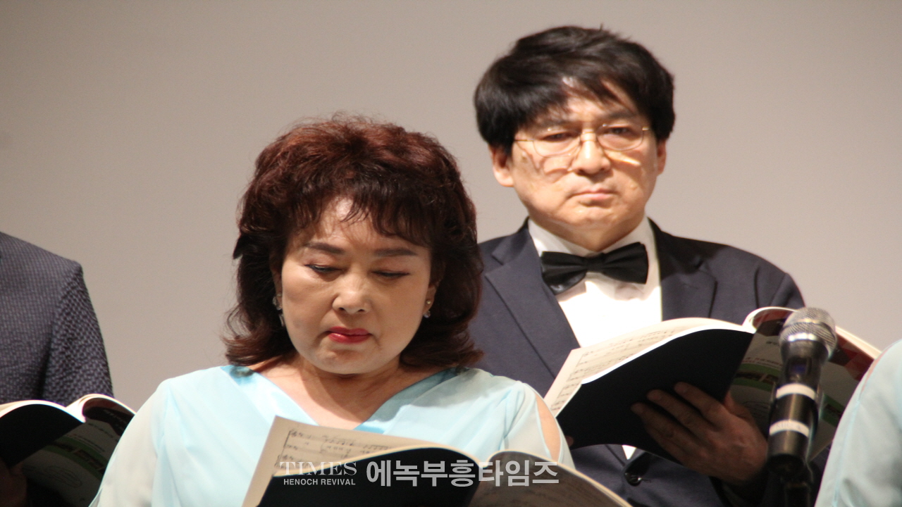 노래로 복음을 전하는 선교합창단 레위아카데미콰이어 초청음악예배 가져.