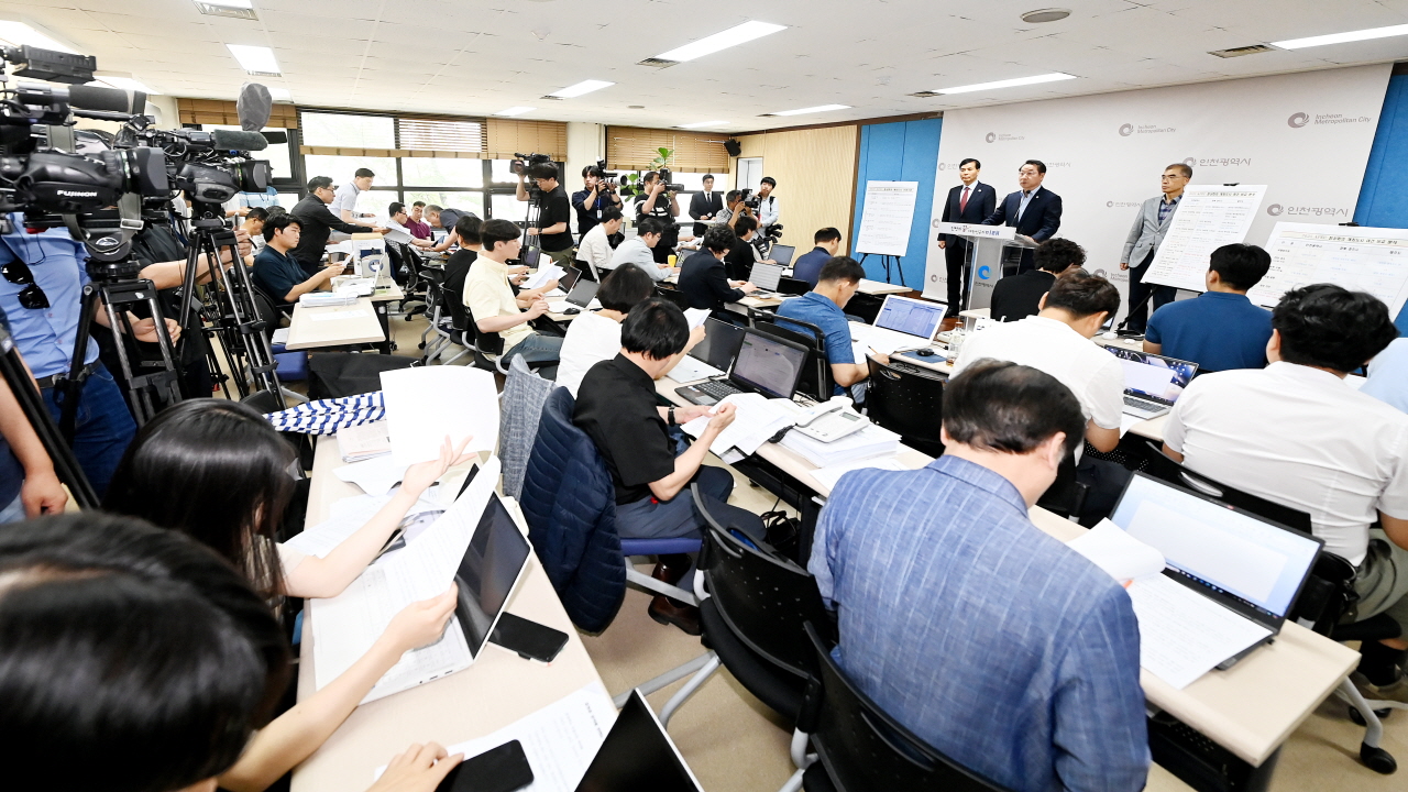 유정복 인천광역시장, APEC 정상회의 개최지 결정, “수용 못 해, 재논의해야” 입장문 발표해.