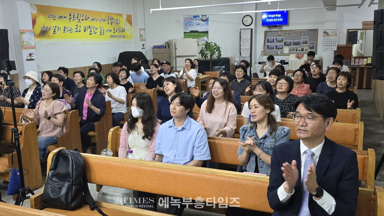 조각목교회, 금요기도회를 통해 연합하여 지역교회 보듬어.