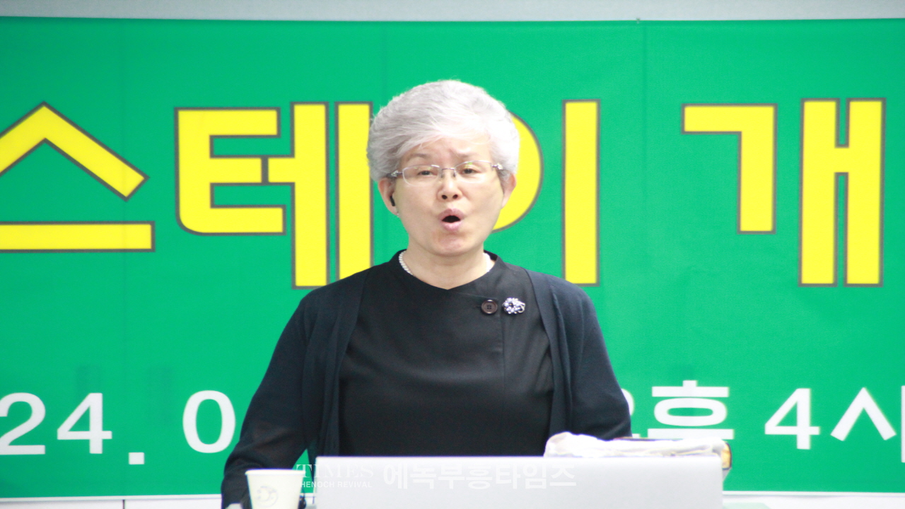 김천기 목사, 수담채를 세우신 하님께 감사찬양예배 하다.