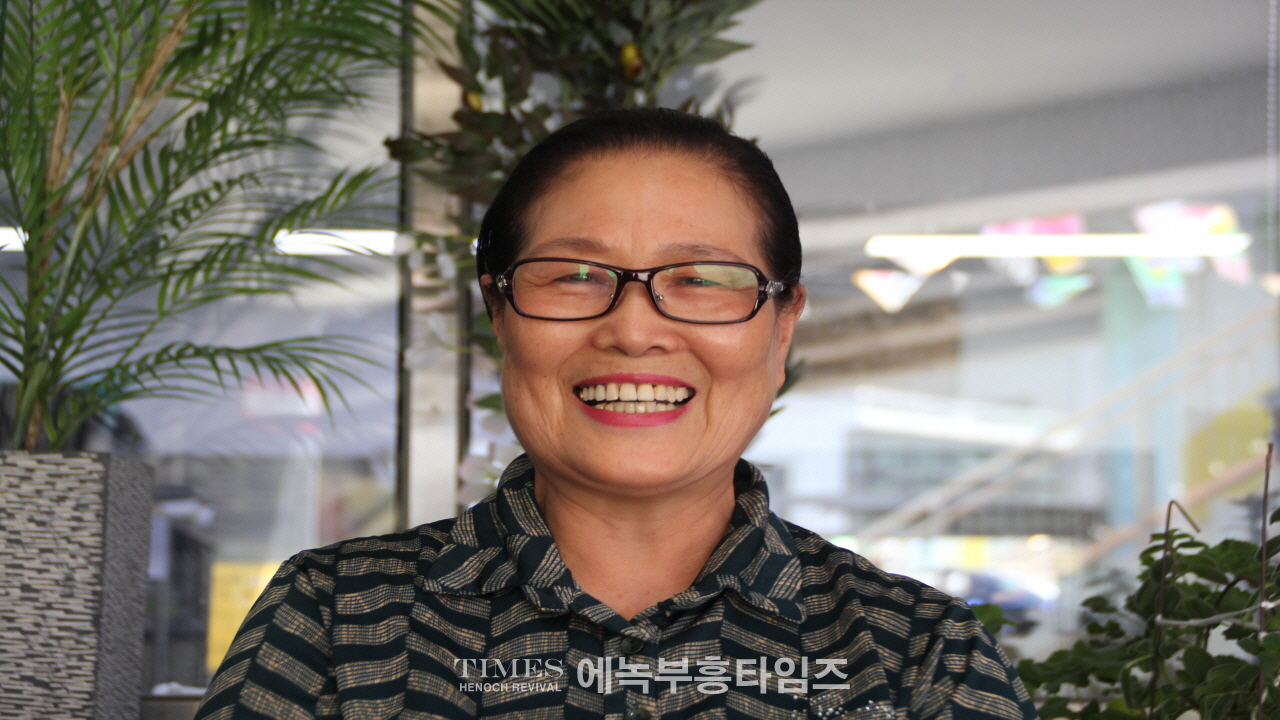 보아스교회 지역사회에 사랑의 무료급식 및 떡나눔 가져.