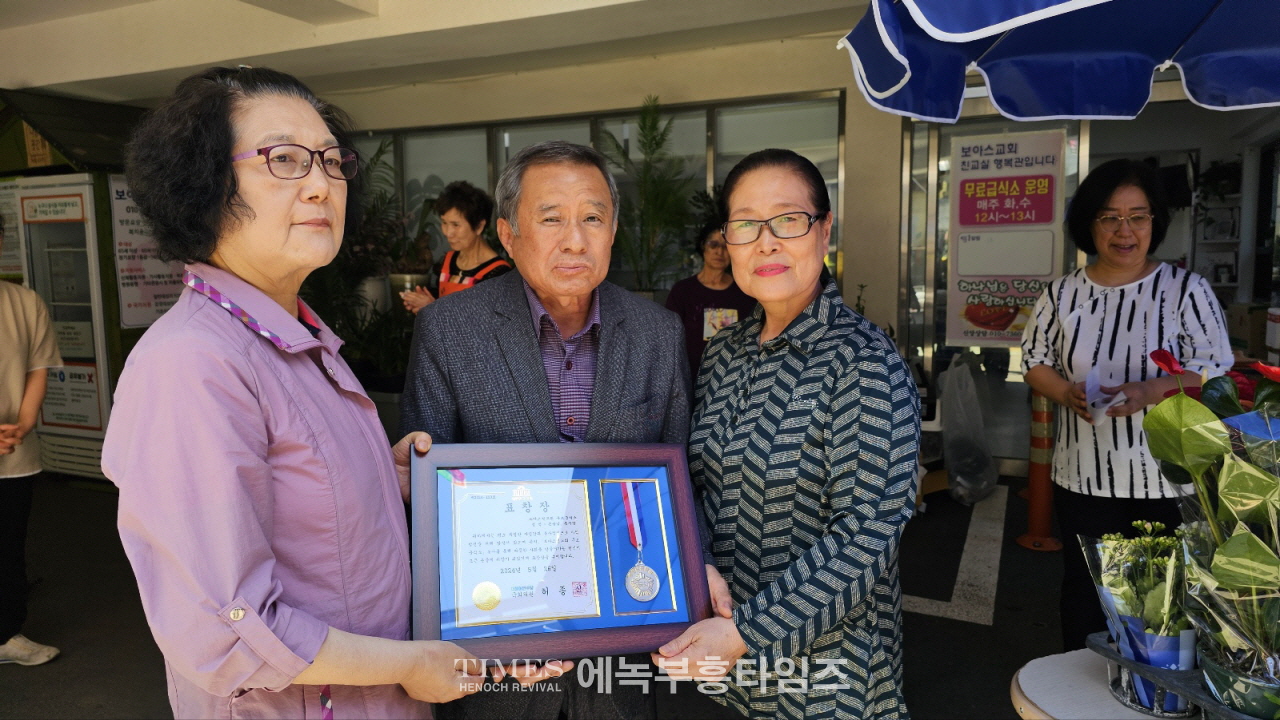보아스교회 지역사회에 사랑의 무료급식 및 떡나눔 가져.