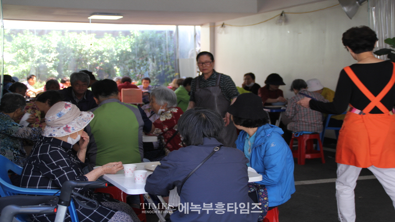 보아스교회 지역사회에 사랑의 무료급식 및 떡나눔 가져.