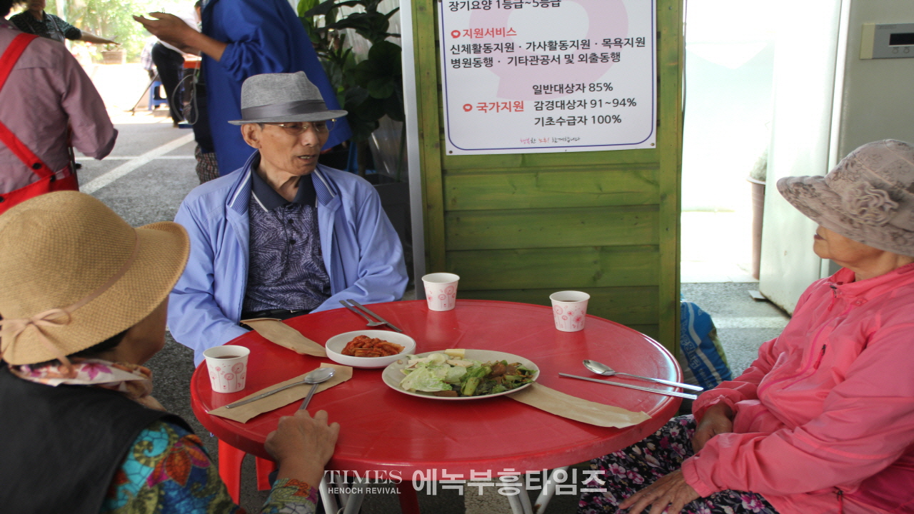 보아스교회 지역사회에 사랑의 무료급식 및 떡나눔 가져.