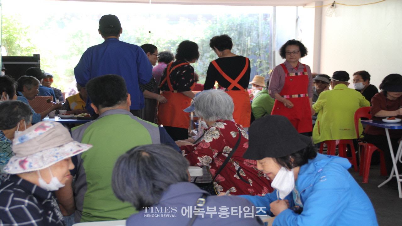보아스교회 지역사회에 사랑의 무료급식 및 떡나눔 가져.
