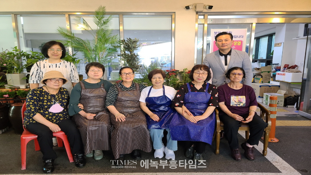 보아스교회 지역사회에 사랑의 무료급식 및 떡나눔 가져.