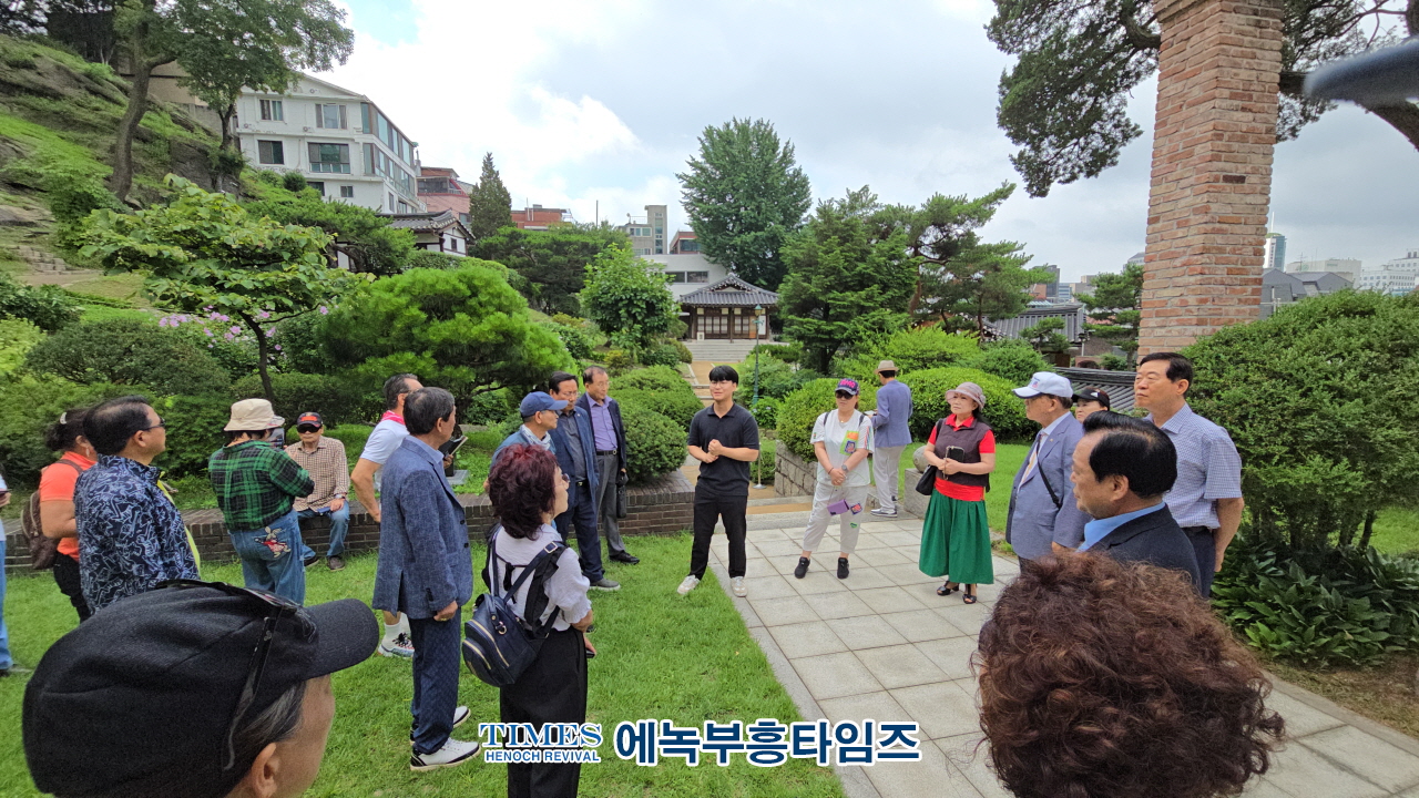 (사)이승만건국대통령기념사업회 인천지회, 이화장 견학과 한미우남포럼 참석해.