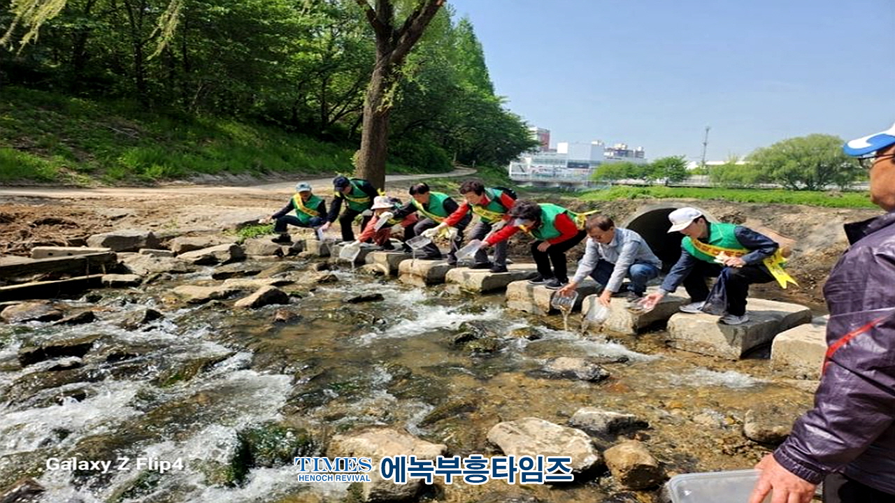 세계봉사단, 치맥축제 통해 정보사UDU예비역중앙회 임형신 회장 초청 안보 명사특강 가져.