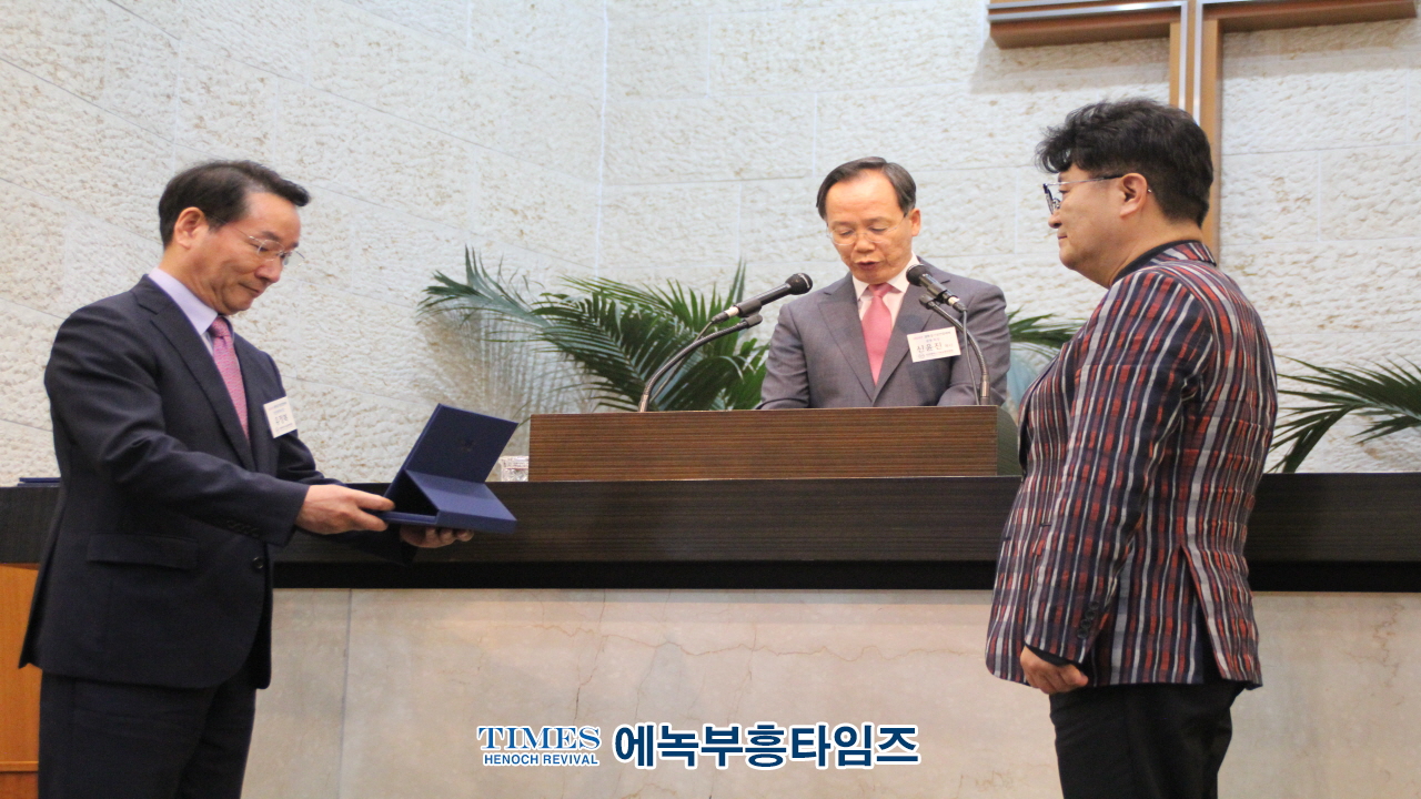 황원준 장로, 유정복 인천광역시장으로부터 표창 받아.