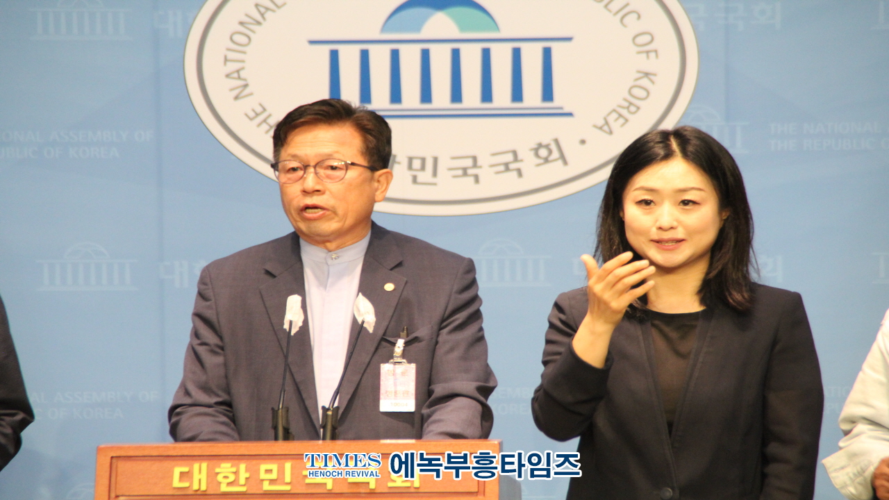 수기총 외 시민단체들, 안창호 인권위원장 인사청문회 열리는 국회에서 후보자 지지 기자회견 및 집회가져.