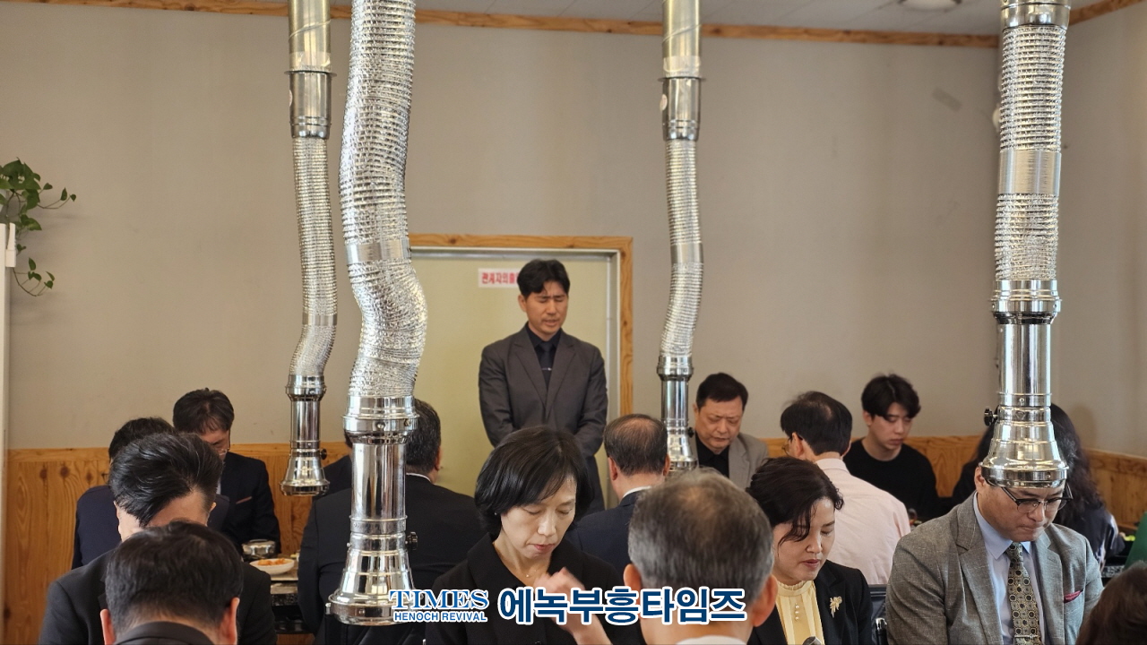행복한교회 이전 감사예배가져.