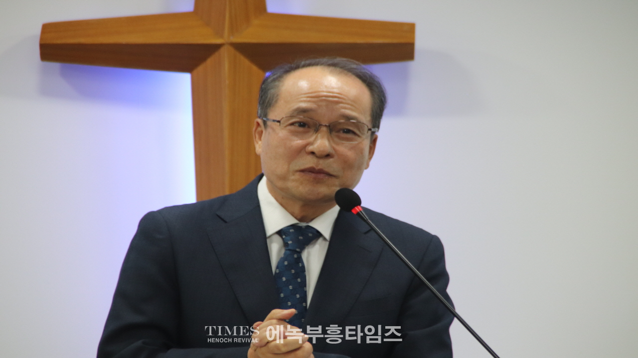 행복한교회 이전 감사예배가져.