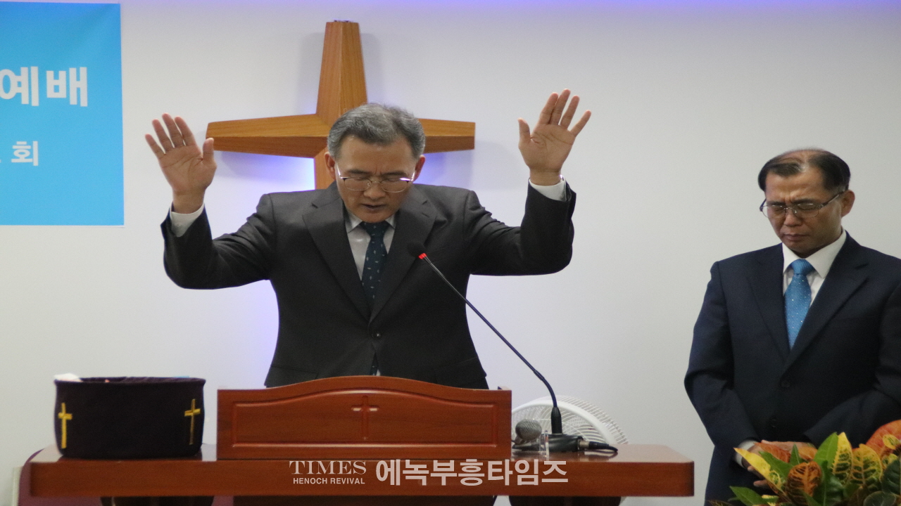 행복한교회 이전 감사예배가져.