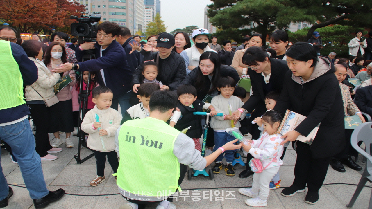 인기총, 2024성탄트리 점등식 및 시민문화축제 성황리에 개최