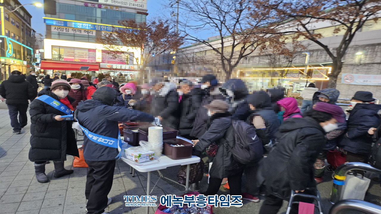 지역 사회의 온정, 유희종 목사 매주 목요일 동암역에서 펼쳐진 무료 급식 활동