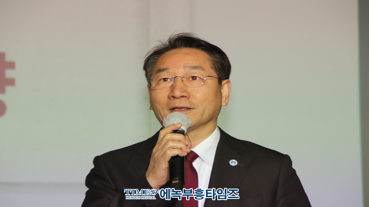 인천기독교총연합회, 64년 만에 시청서 첫 예배와 시장에게 성경전달 및 시정공유회로 새로운 장 열다