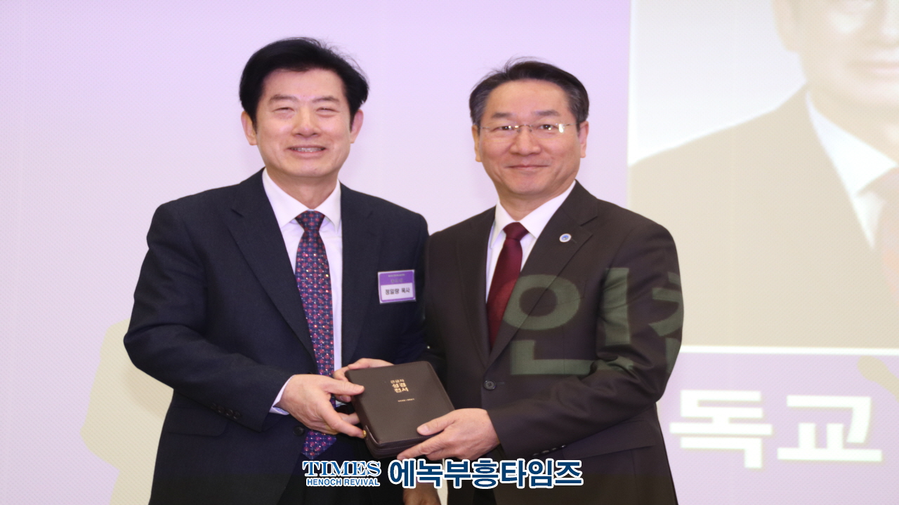 인천기독교총연합회, 64년 만에 시청서 첫 예배와 시장에게 성경전달 및 시정공유회로 새로운 장 열다