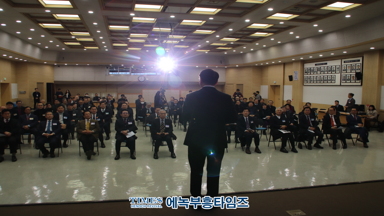 인천기독교총연합회, 64년 만에 시청서 첫 예배와 시장에게 성경전달 및 시정공유회로 새로운 장 열다