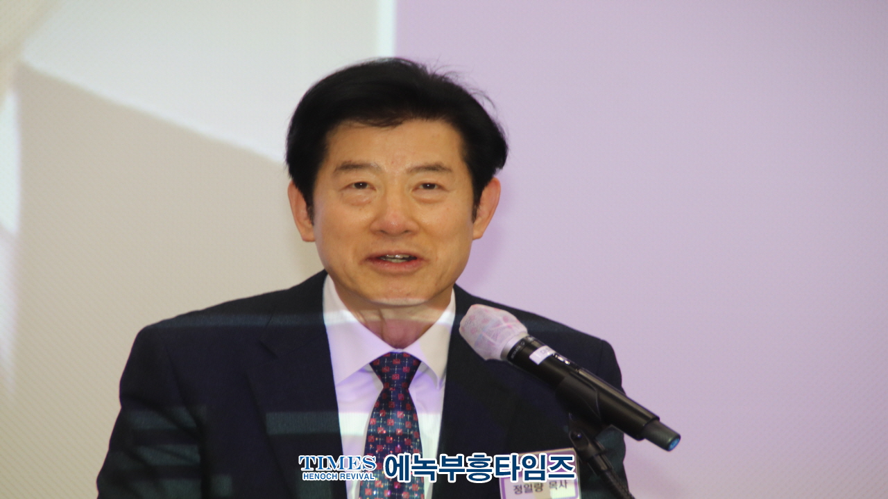 인천기독교총연합회, 64년 만에 시청서 첫 예배와 시장에게 성경전달 및 시정공유회로 새로운 장 열다