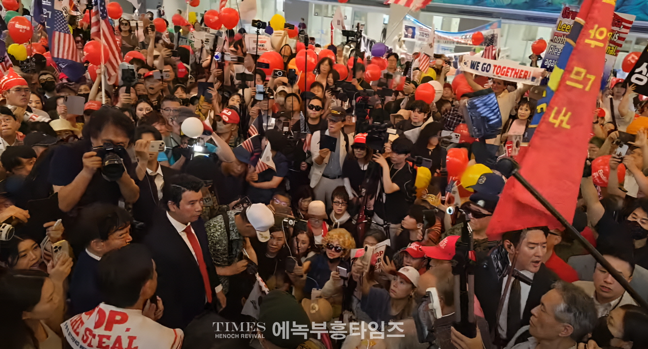 모스 탄 전 대사, 입국 환영 속 일정 줄줄이 거부당해, 그러나 짧은 일정 속 애국 시민단체와 연대