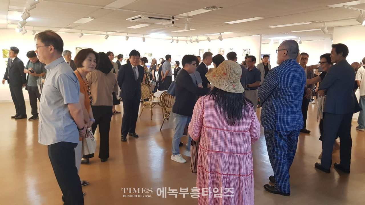 은퇴 앞둔 이현준 교장, 고향 추억 담은 사진전 개최… "인천 교육 위한 헌신 계속"