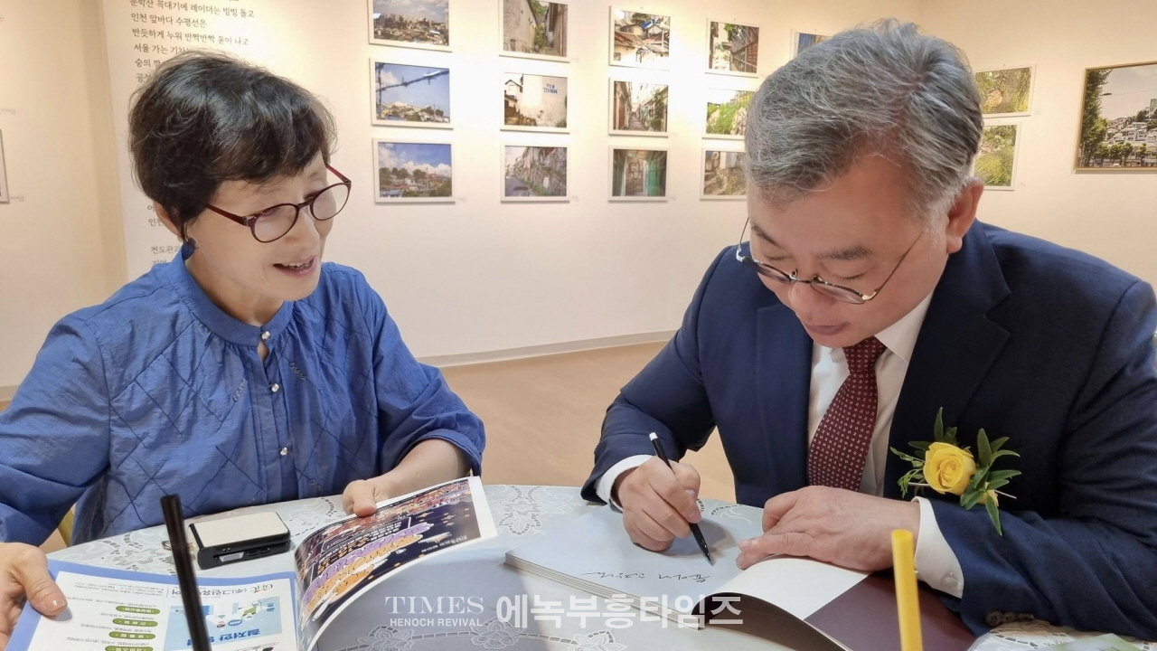 은퇴 앞둔 이현준 교장, 고향 추억 담은 사진전 개최… "인천 교육 위한 헌신 계속"