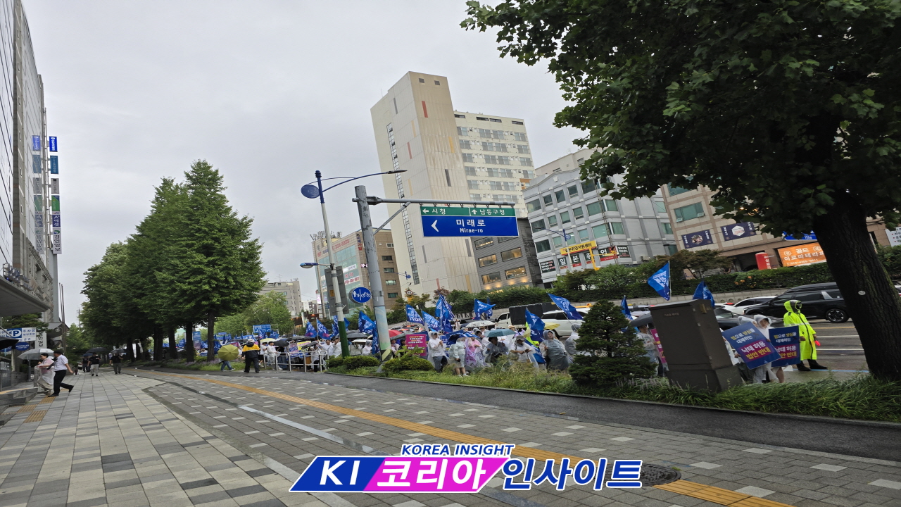 인천퀴어반대측, 퀴어행사장 옆에서 인천가족사랑축제 성대히 가져.